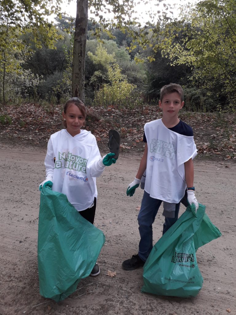 Soana et Ronan ont trouvé plusieurs tongs usagés