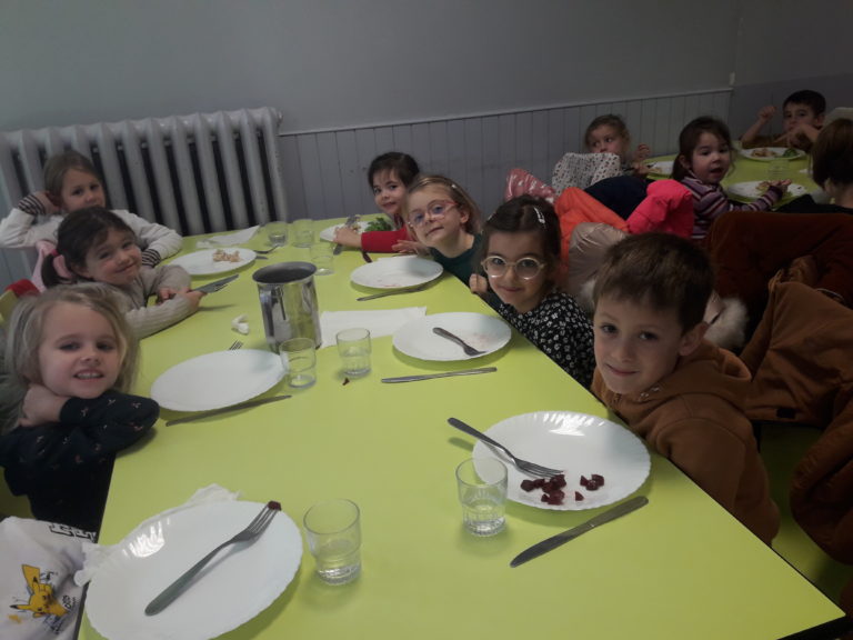 Les crêpes à la cantine, jeudi 25 février, ont fait la joie des enfants !