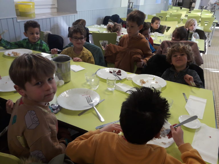 Les crêpes à la cantine, jeudi 25 février, ont fait la joie des enfants !