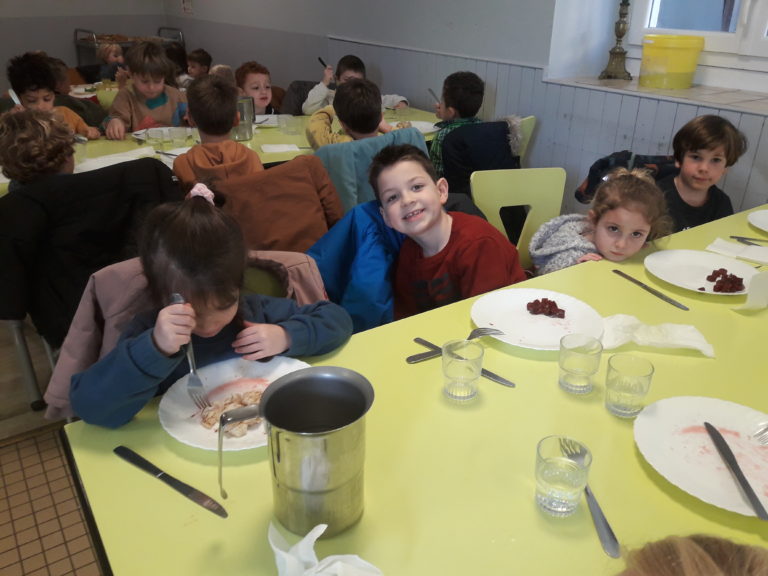 Les crêpes à la cantine, jeudi 25 février, ont fait la joie des enfants !