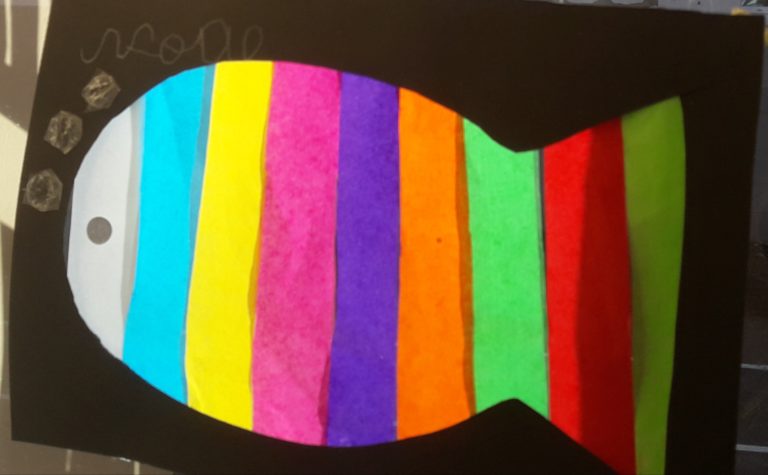 Création de poissons qui décorent les fenêtres de la classe (activités de découpage, d’assemblage et de collage).