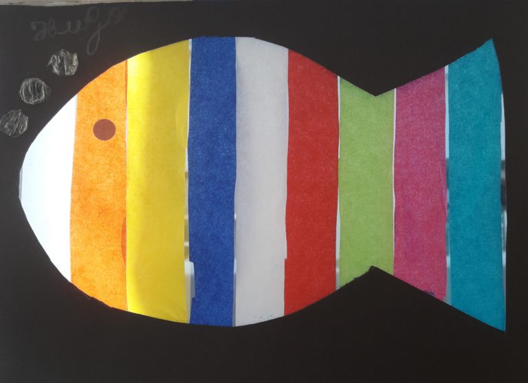 Création de poissons qui décorent les fenêtres de la classe (activités de découpage, d’assemblage et de collage).