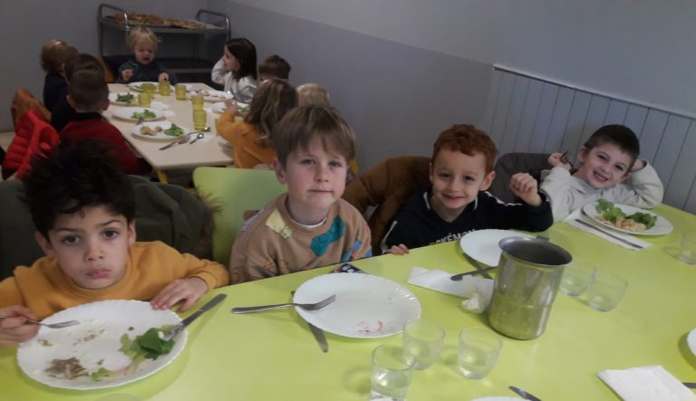 Les crêpes à la cantine, jeudi 25 février, ont fait la joie des enfants !