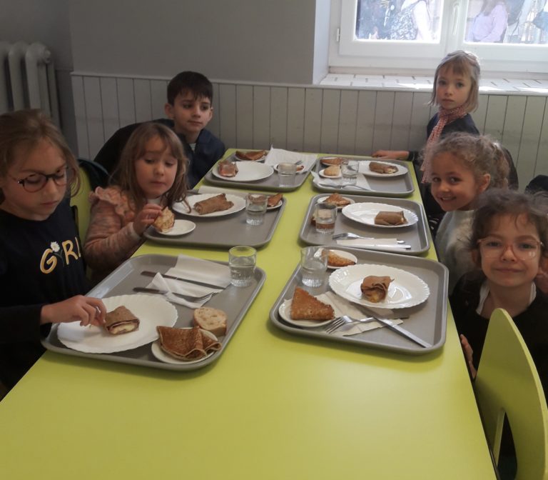 Les crêpes à la cantine, jeudi 25 février, ont fait la joie des enfants !